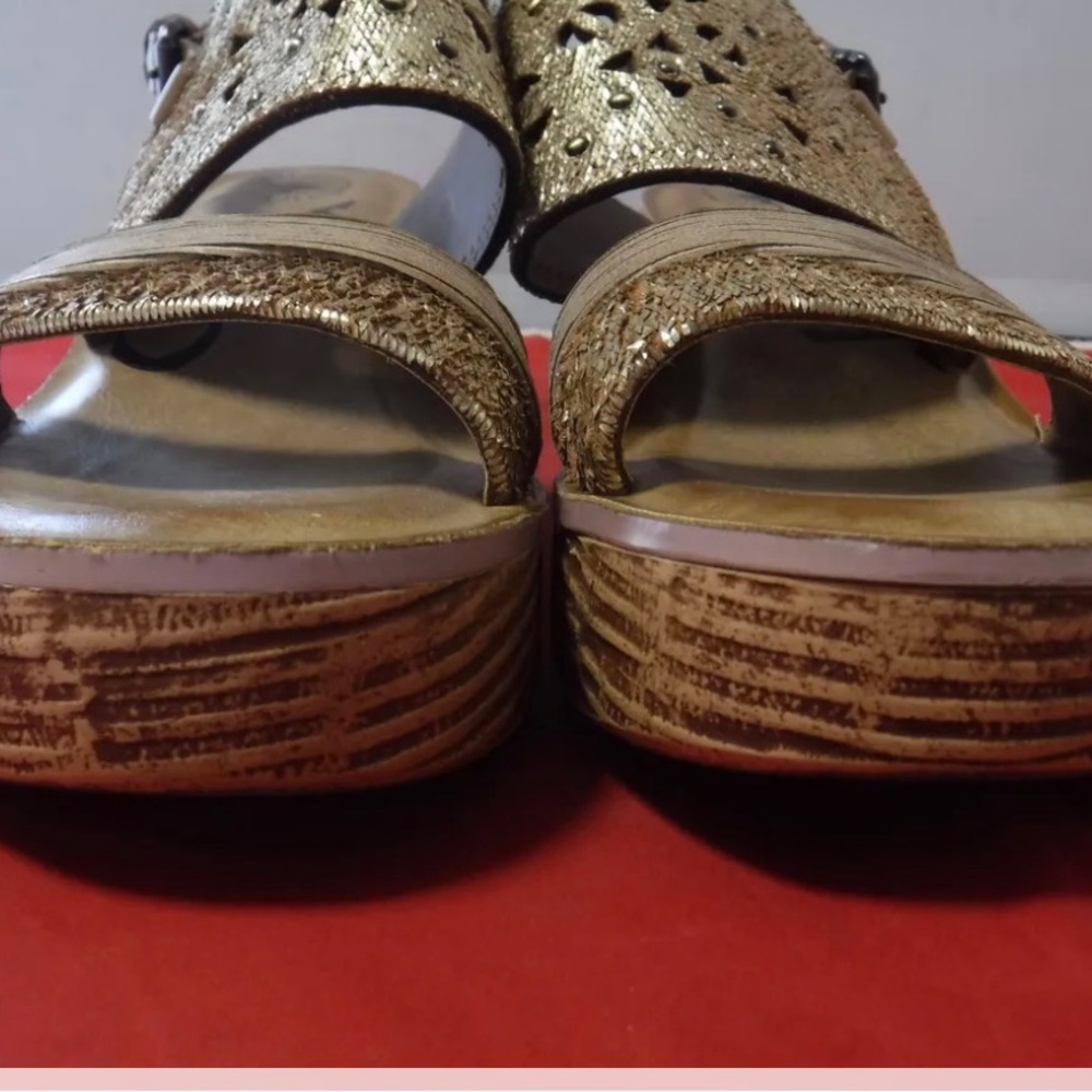 OTBT cut out leather gold wedge sandals size 7.5 - Picture 9 of 10